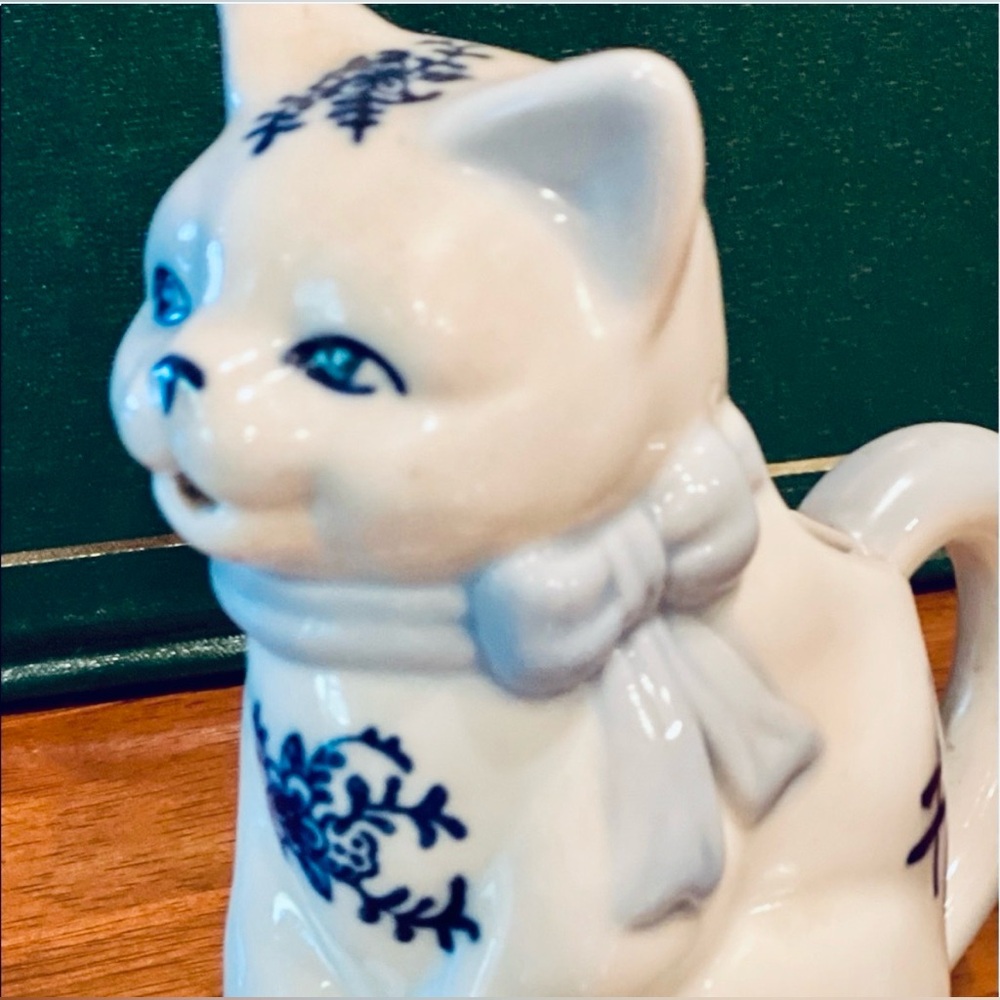 VINTAGE Cat Creamer Figurine - White and Blue Dutch-Style Design, Adorable, EUC - Picture 3 of 7